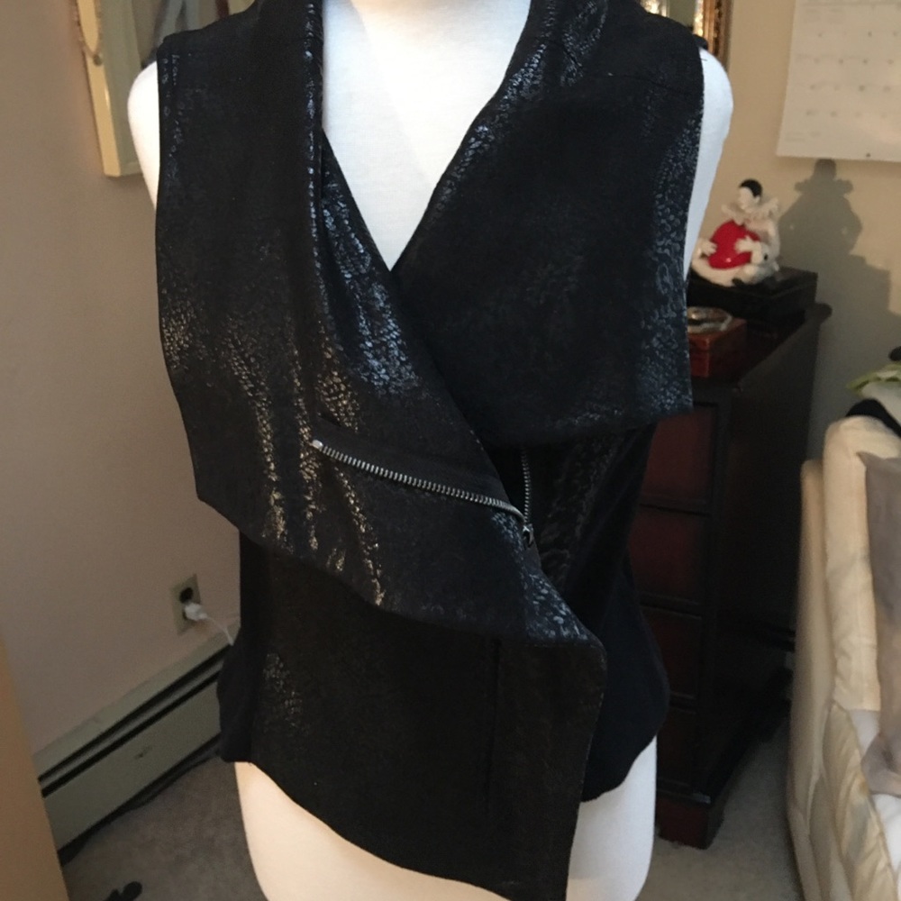 Beautiful Vincent Camuto vested top!